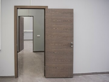 Встановлення міжкімнатних дверей в офісному приміщенні