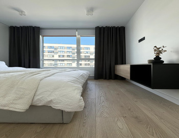 Інтер’єр спальні з мінімалістичними меблями