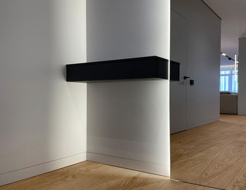 Інтер’єр ванної кімнати з великою плиткою