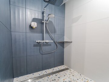Двері та коридор після ремонту квартири під ключ