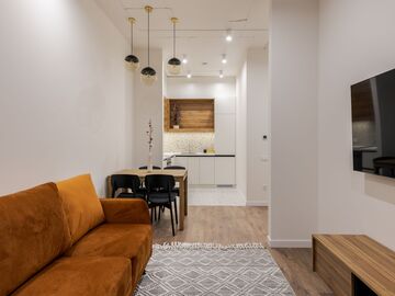 Сучасний інтер’єр квартири після ремонту у Києві — вітальня