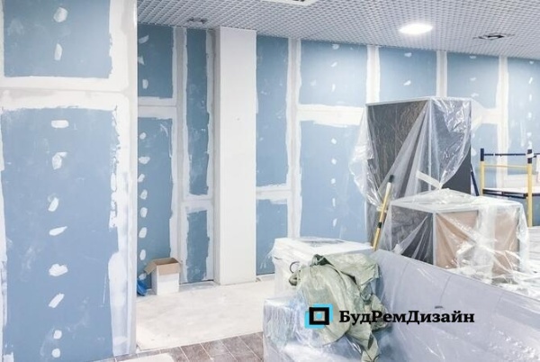 Укриття меблів захисною плівкою під час косметичного ремонту офісу